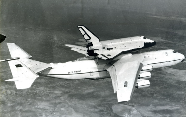 1989年安-225背负暴风雪号航天飞机
